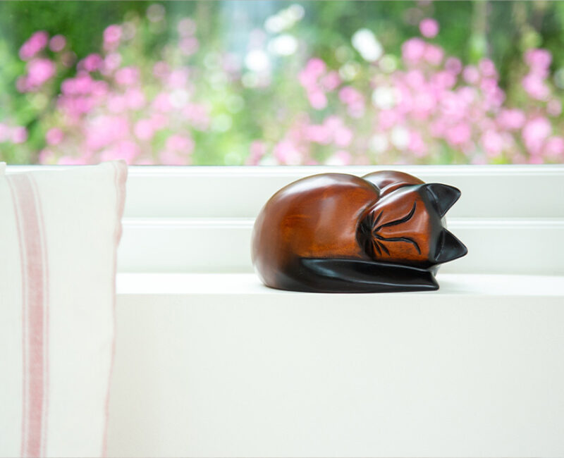 Wooden-Sleeping-Cat-Brown-Colourpoint-01
